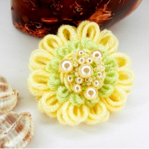 Brož - žlutá kytička s korálky